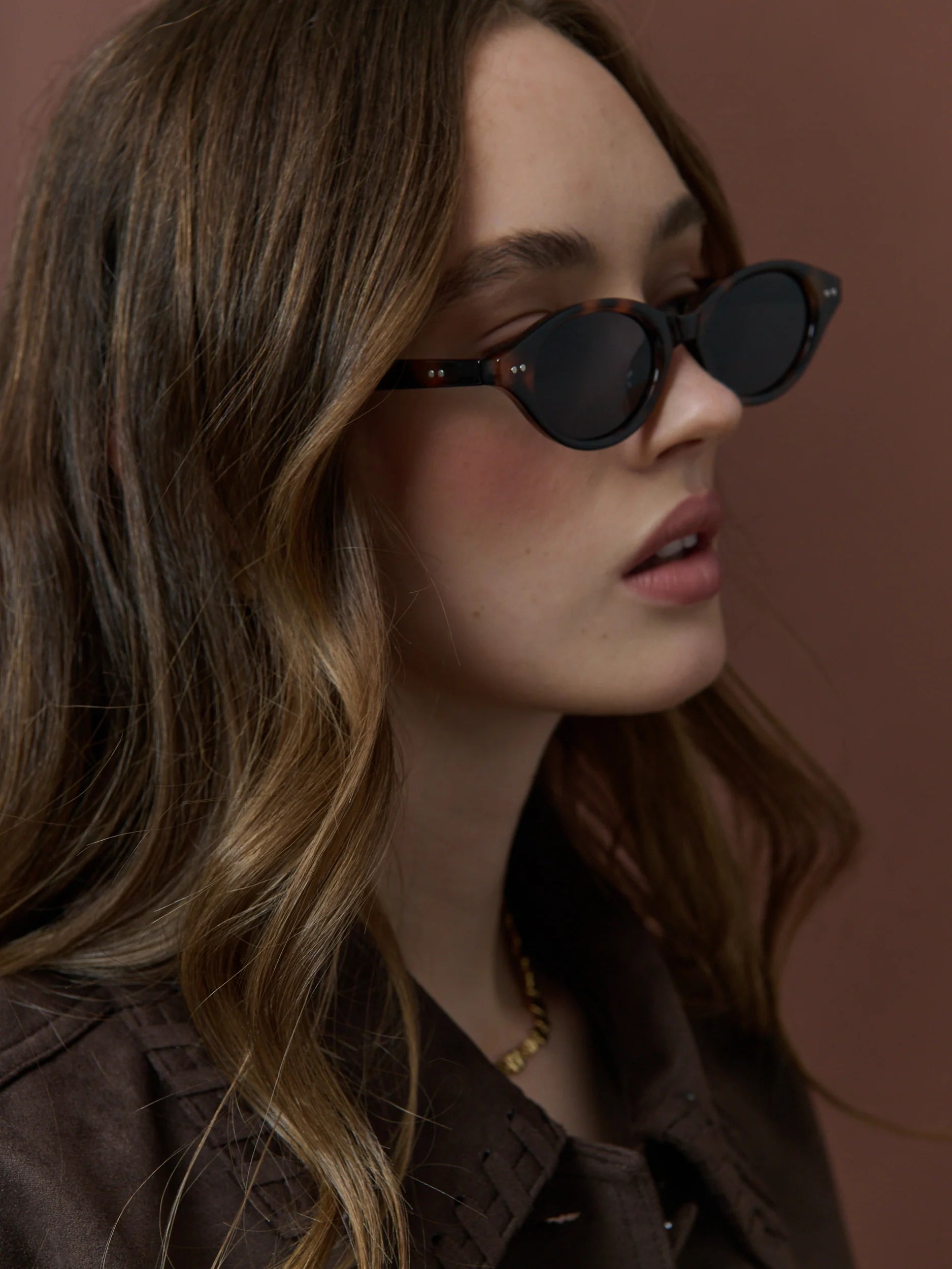 Aire Oval Frame Sunglasses in Tort
