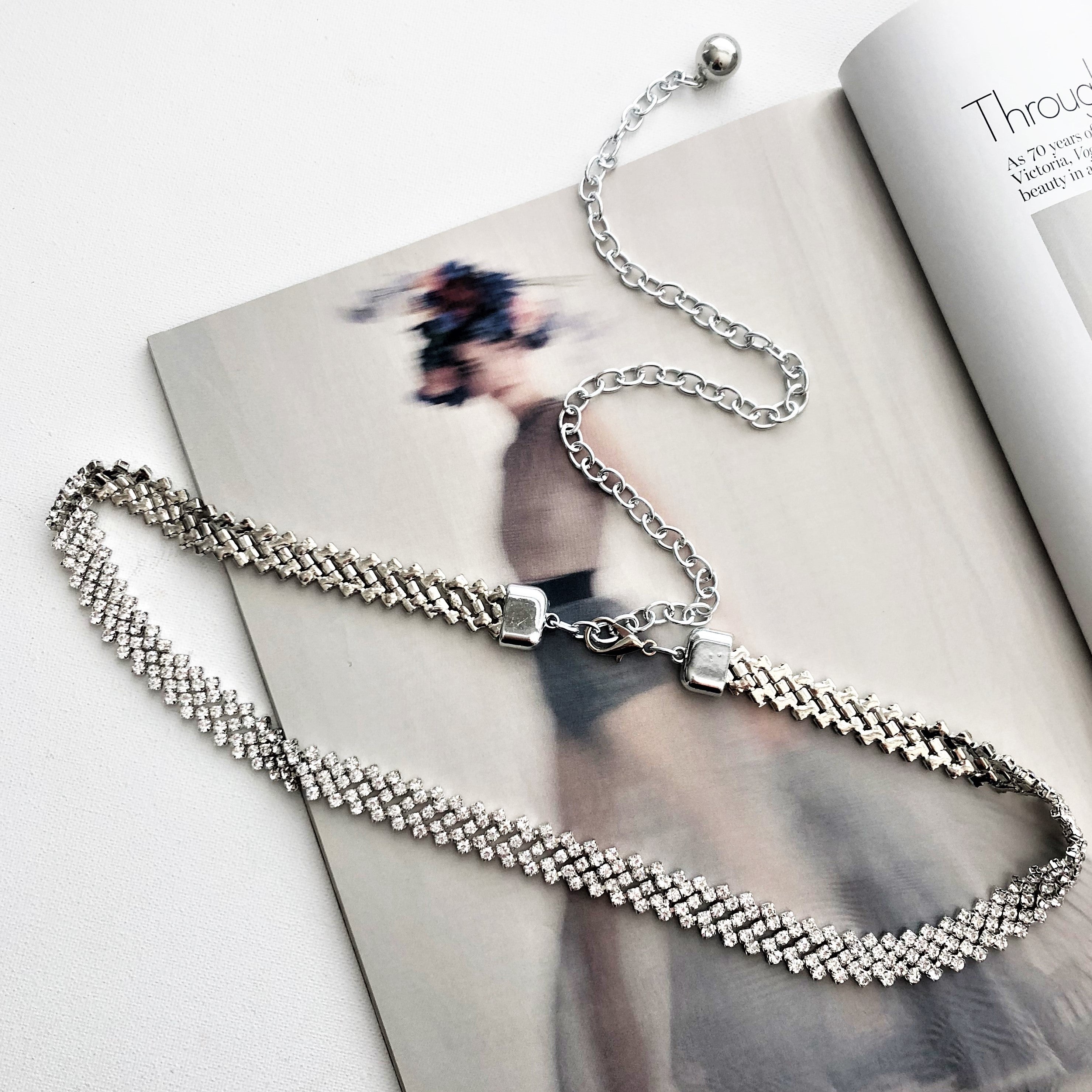 DIAMANTE ROWS CHAIN BACK BELT