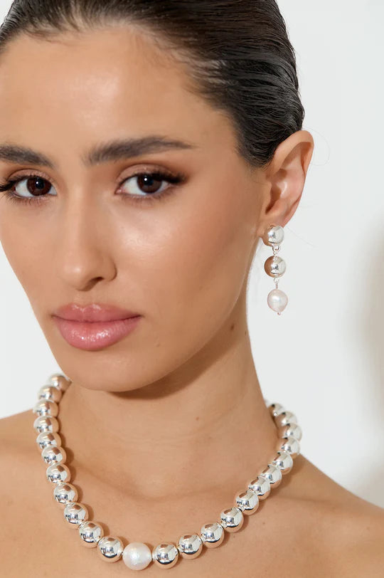 Pearl Centre Metal Ball Event Necklace (Gold/Cream)