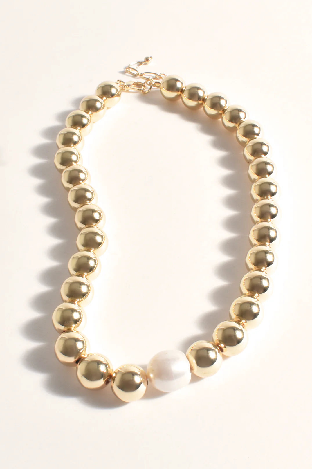 Pearl Centre Metal Ball Event Necklace (Gold/Cream)