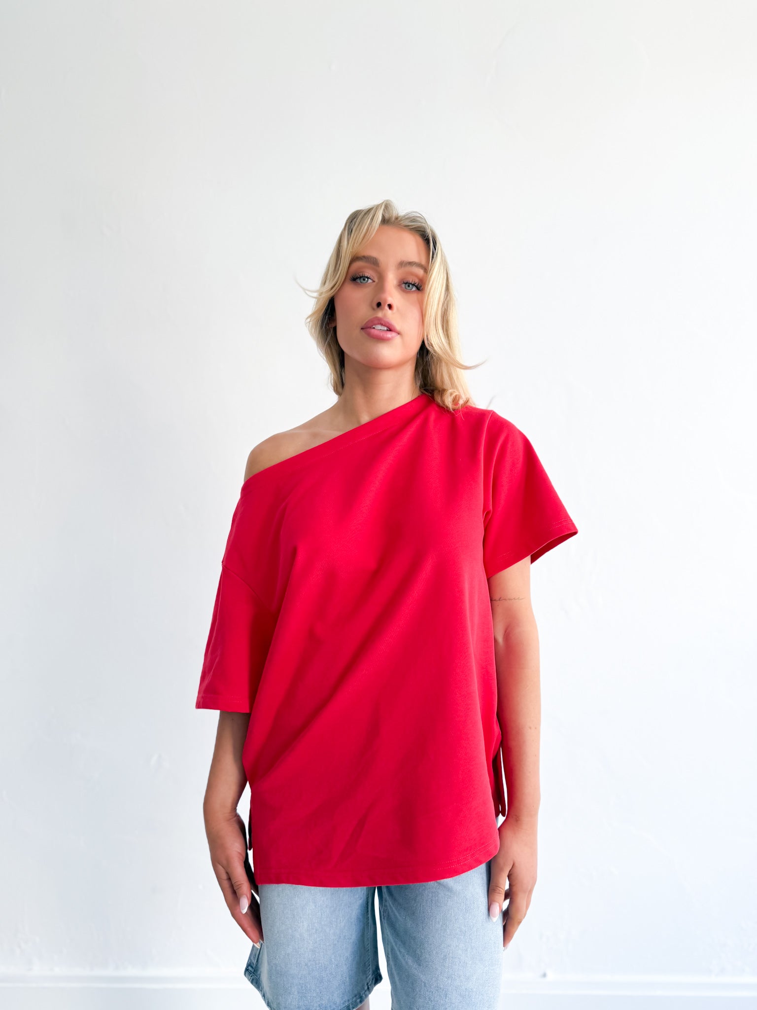 JUANITA OFF SHOULDER TEE
