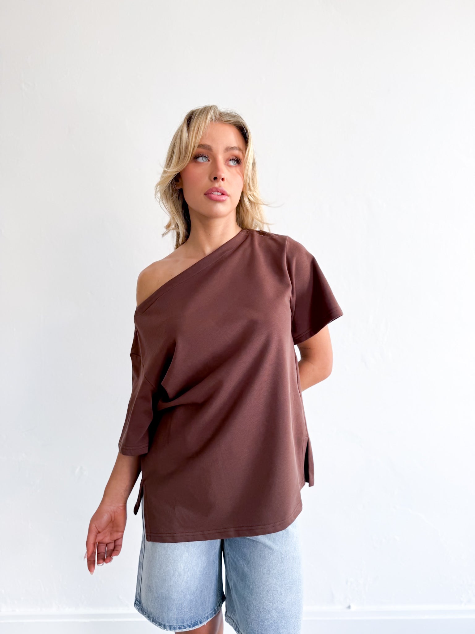JUANITA OFF SHOULDER TEE