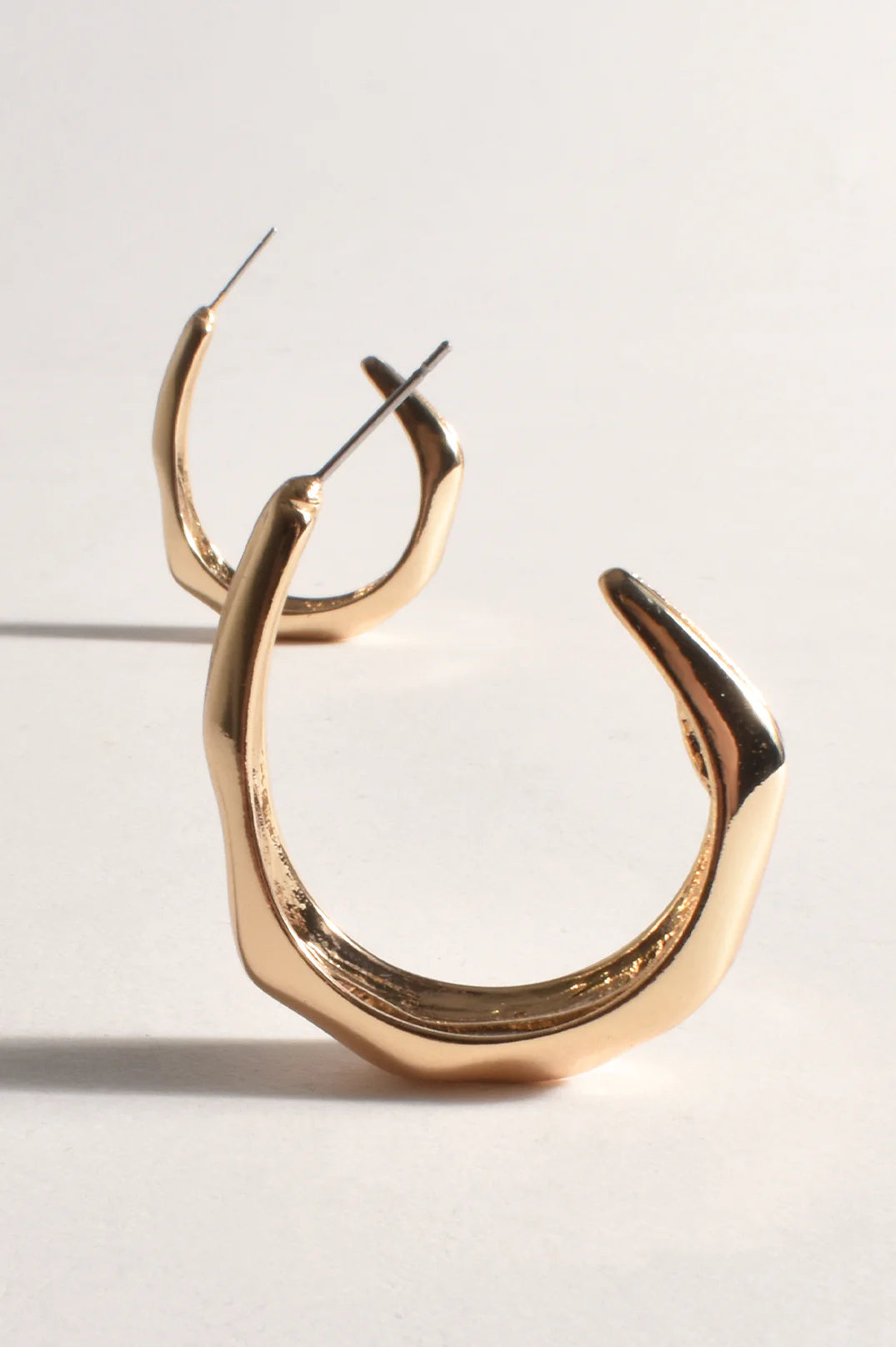 ZIA STATEMENT METAL HOOPS (GOLD)