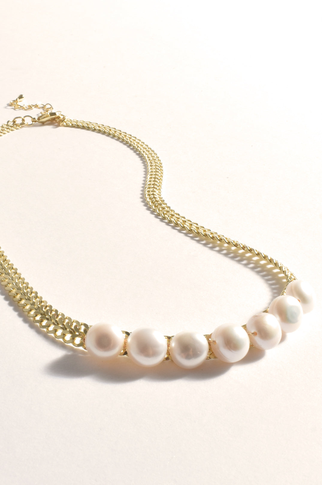 PATTERNED CHAIN PEARL FRONT NECKLACE
