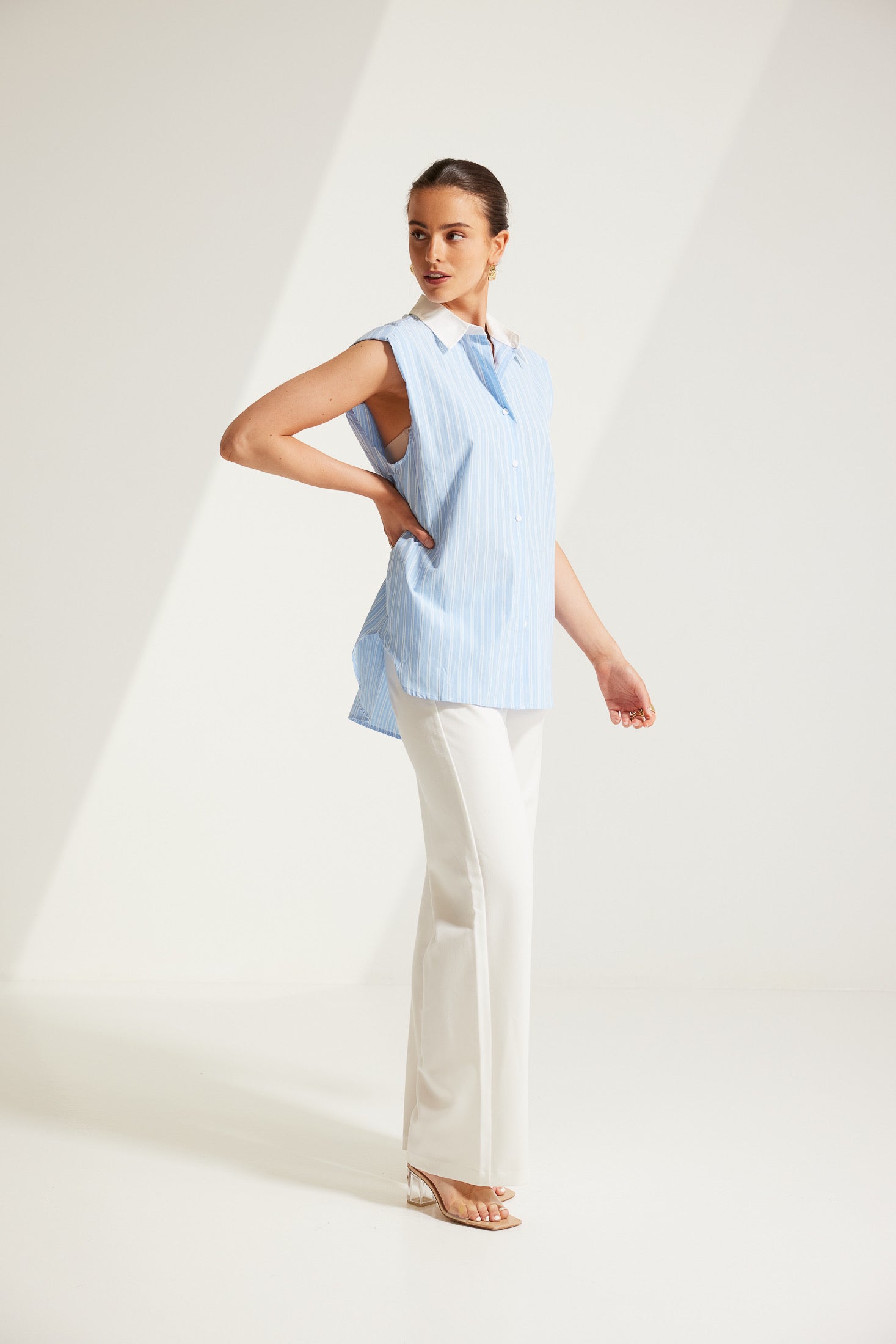 DELLA CONTRAST SLEEVELESS SHIRT