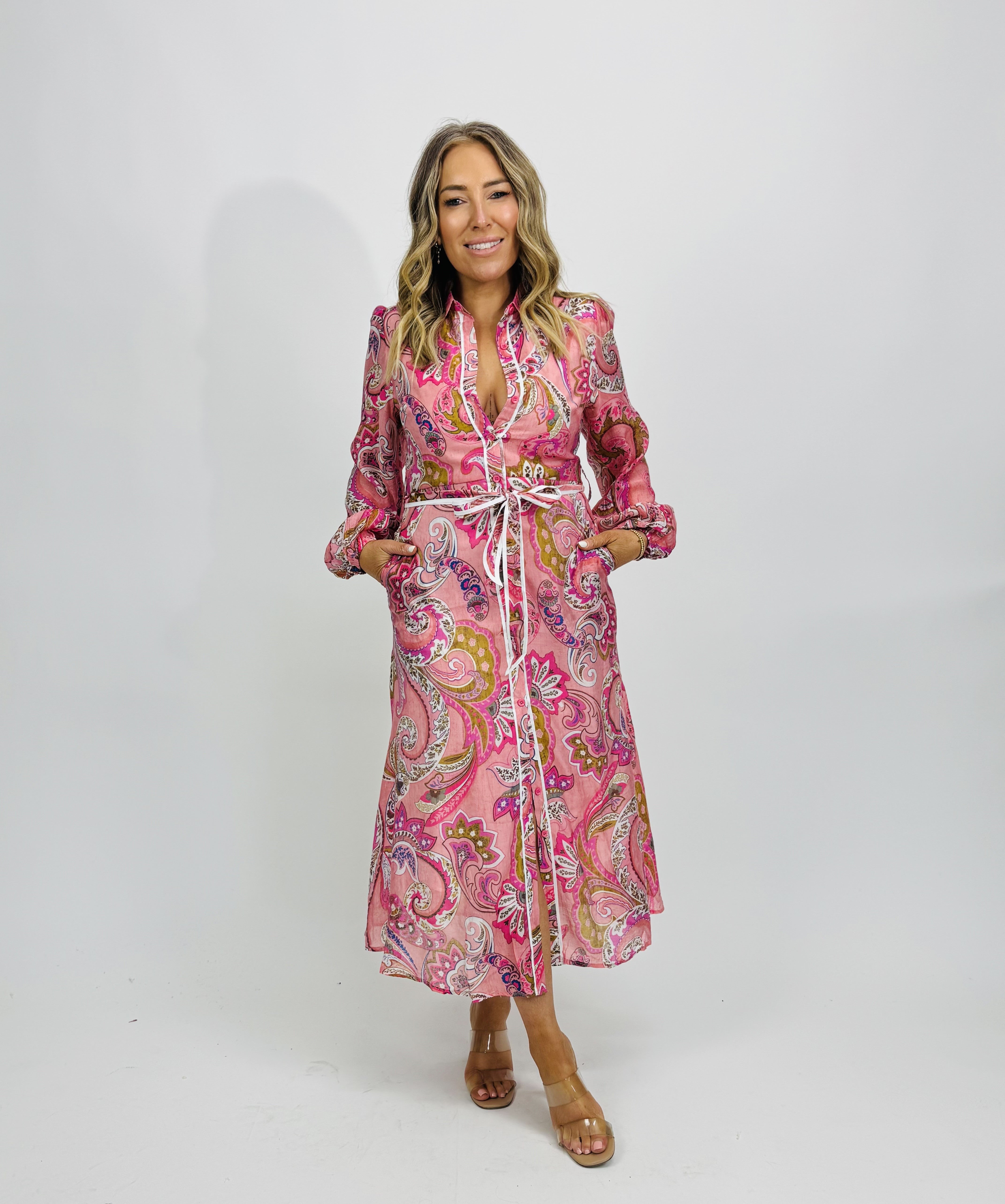 pink paisley shirt dress 100% Cotton Printed Shirt Dress This beautiful 100% cotton dress features a soft pink base with delicate white paisley and floral prints, giving it a fresh, feminine look. Designed in