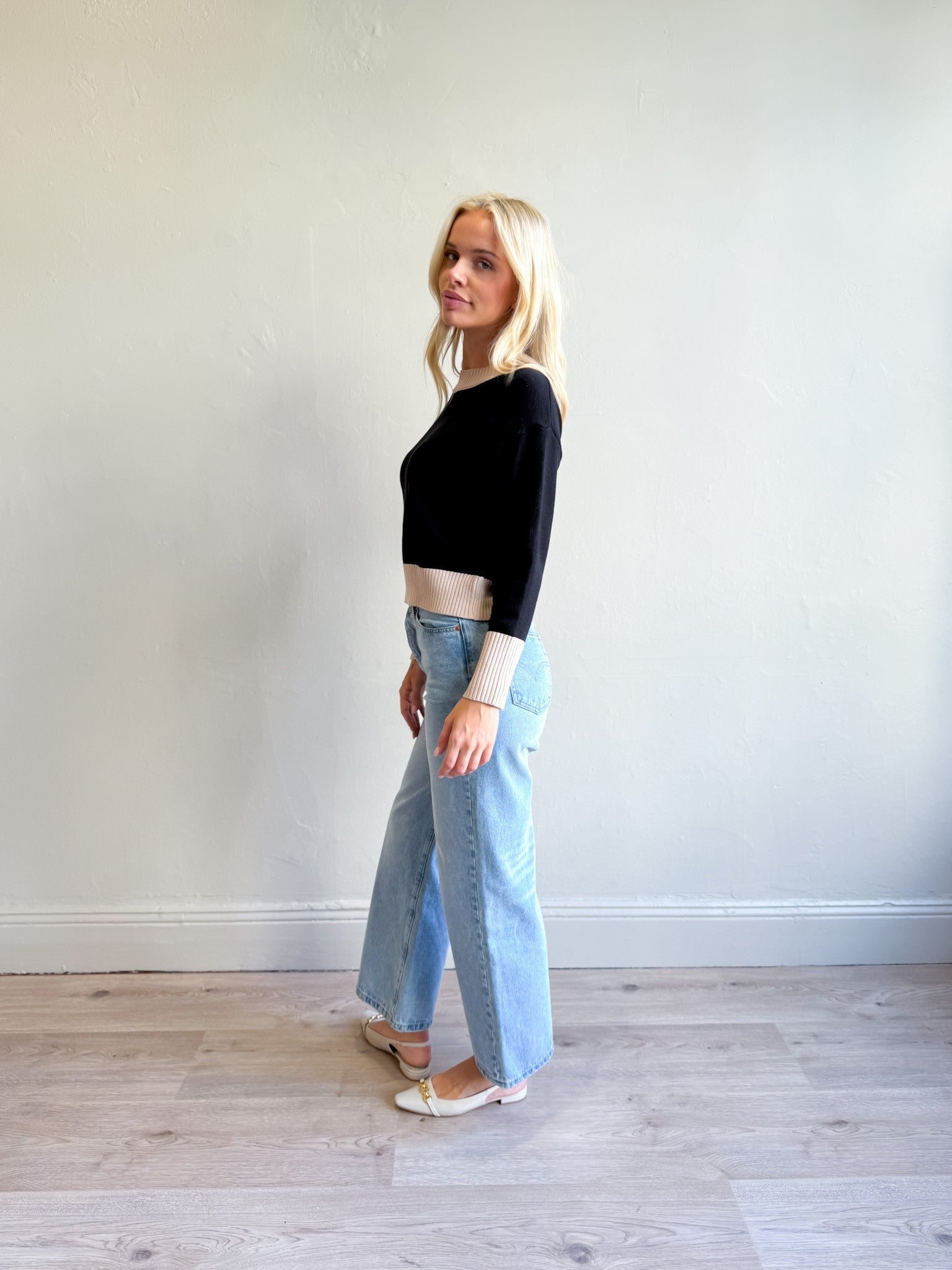 CONTRAST CROP JUMPER